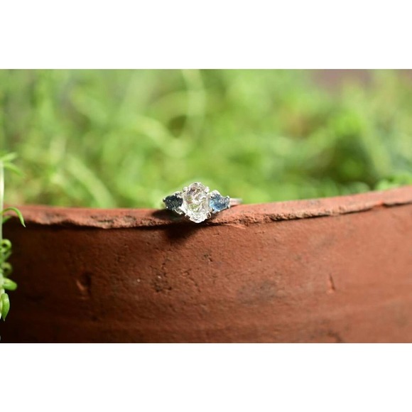 Raw sapphire ring, alternative engagement ring, Montana sapphire ring - Picture 3 of 9